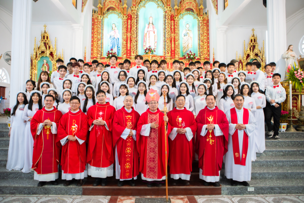 Giáo xứ Dương Cước: Thánh Lễ Chính tiệc Tuần Chầu 2024 – Nghi thức ban Bí tích Thêm Sức cho 71 em Thiếu nhi