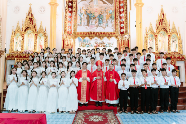 Đền Thánh Tử Đạo Đông Phú: 78 em đón nhận Bí tích Thêm Sức và 40 em lãnh nhận Bí tích Thánh Thể lần đầu