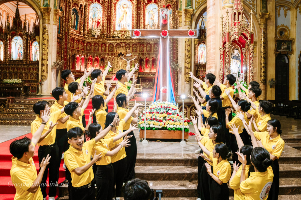Giới trẻ Đền Thánh Bác Trạch hân hoan đón Thánh Giá Đại hội Giới trẻ Giáo tỉnh Hà Nội 2025
