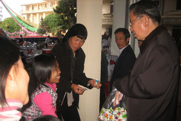 Mái ấm Gia đình Donbosco mừng con Thiên Chúa Giáng Sinh 2010, tại tòa giám mục Thái Bình.