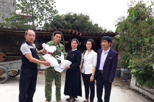 Caritas Thái Bình thăm và hỗ trợ gạo cho người nghèo