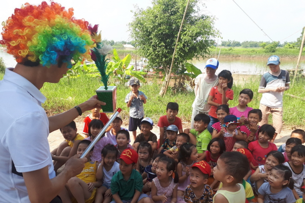 Tết trung thu cho trẻ em nghèo làng chài Thủy Cơ