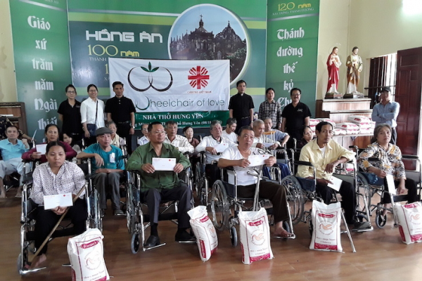 Caritas Thái Bình trao tặng xe lăn cho người khuyết tật