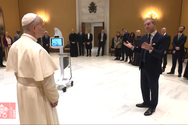 Đức Thánh Cha nhận thiết bị y tế tiên tiến phục vụ chăm sóc sức khỏe trẻ em