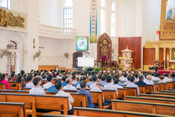Giáo xứ Đền Thánh Đức Mẹ Cổ Việt và Giáo xứ Trinh Vương: Hành hương Năm Thánh tại Nhà thờ Chính Toà Thái Bình