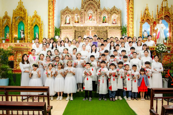Giáo xứ Lập Trại | 30 em hân hoan đón nhận Mình Máu Thánh Chúa lần đầu.