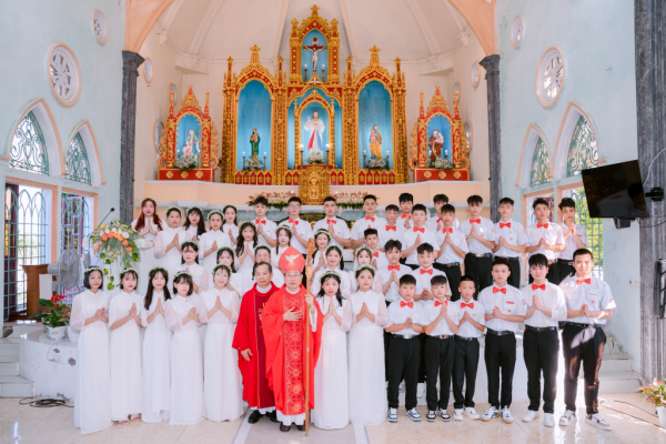 Giáo xứ Đại Hội: Thánh Lễ Ban Bí Tích Thêm Sức và Rước Lễ Lần Đầu