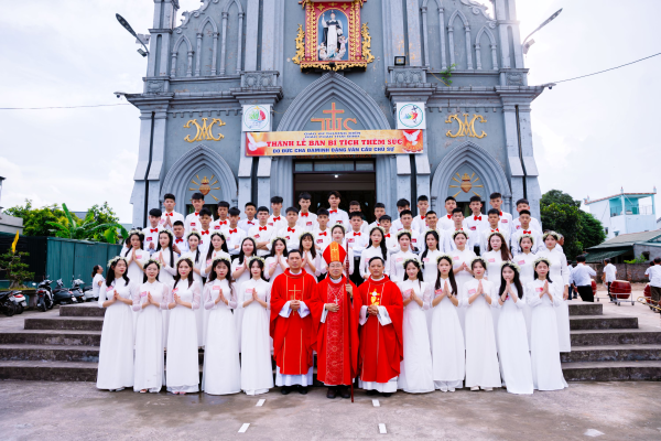 Giáo xứ Thượng Điền: 57 em thiếu nhi lãnh nhận Bí tích Thêm Sức