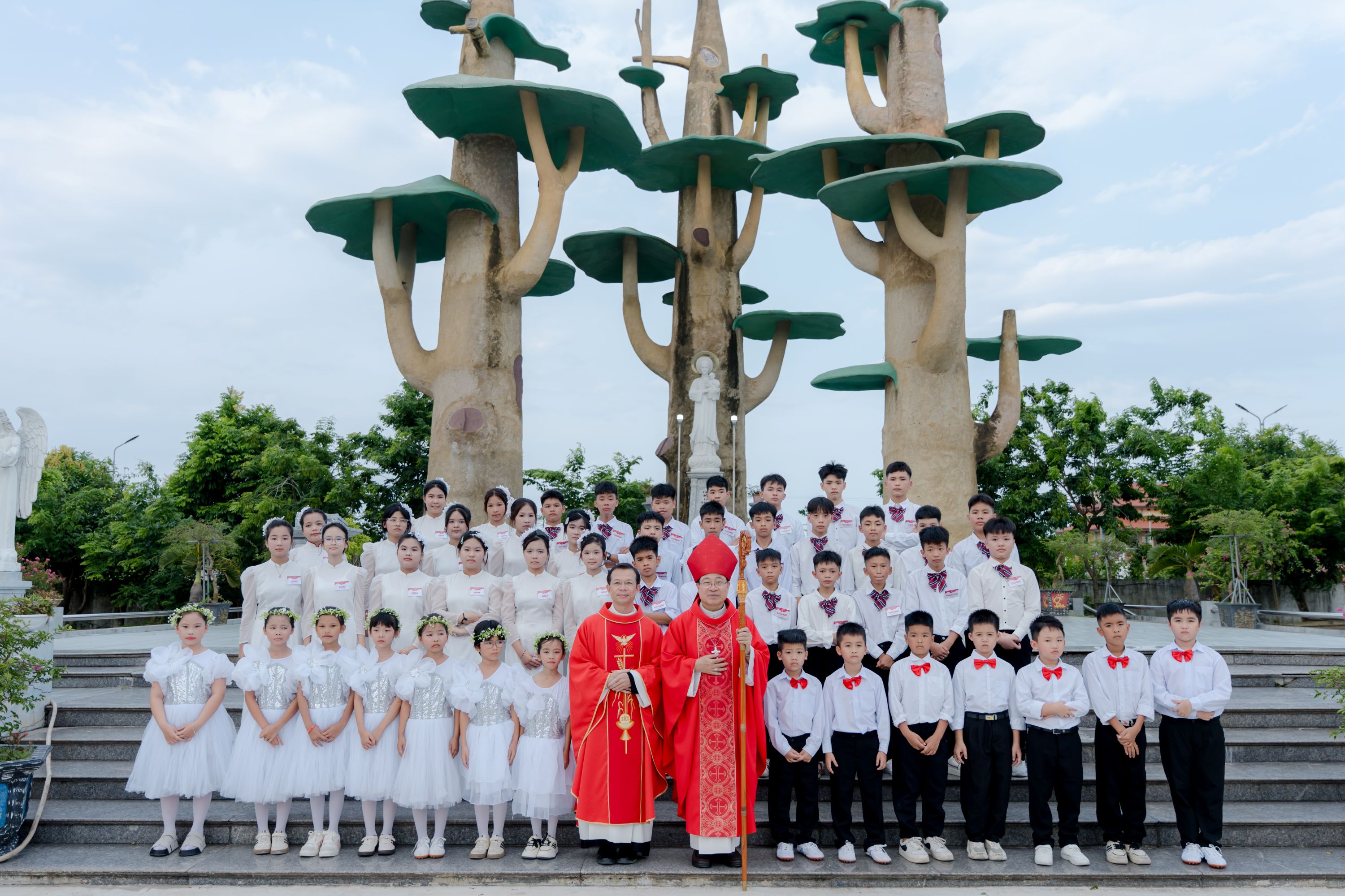 Giáo xứ Hữu Tiệm: Thánh lễ ban Bí tích Thêm Sức và hồng ân các em được Rước lễ Lần đầu