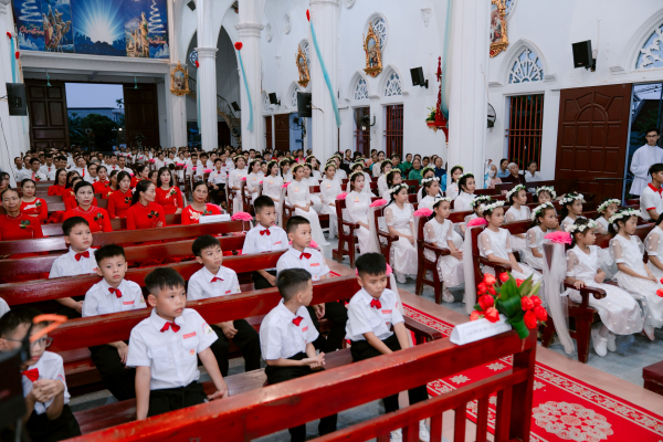Giáo xứ Đông Khê: Niềm vui nhân đôi trong ngày Đức cha Đa Minh ban Bí tích Thêm Sức và cho các em Rước lễ Lần đầu