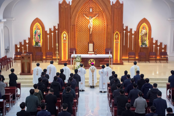 Đức cha Đaminh huấn đức và dâng lễ tại ĐCV Thánh Tâm Thái Bình