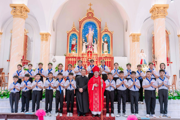 Giáo xứ Thân Thượng: Tuần Chầu Chúa Giêsu Thánh Thể năm 2026 và hồng ân 25 ứng viên lãnh nhận Bí tích Thêm Sức