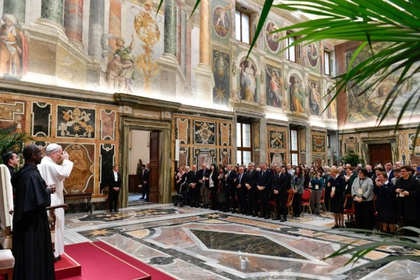 Đức Thánh Cha: Mỗi Kitô hữu được mời gọi đón tiếp và quan tâm đến những người yếu thế