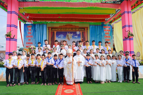 Giáo xứ Linh Châu: Thánh Lễ Chính Tiệc Tuần Chầu năm 2024, hồng ân 47 em lãnh nhận Bí tích Thêm Sức