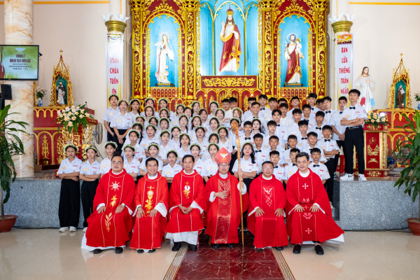 Giáo xứ Thất Sự: Thánh Lễ ban Bí tích Thêm Sức cho 73 ứng viên