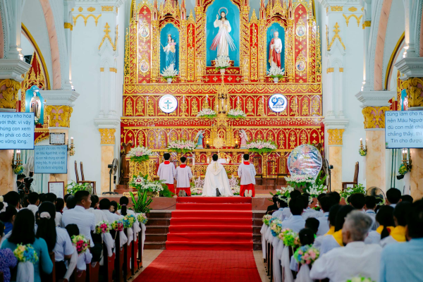 Giáo xứ Phương Bồ: Tuần Chầu Chúa Giêsu Thánh Thể thay Giáo phận, 31 em lãnh nhận Bí tích Thêm Sức