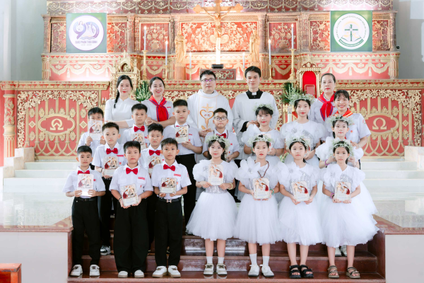 Giáo xứ Tràng Quan: Niềm vui trong ngày các em Rước lễ Lần đầu và Bế giảng Khóa Giáo lý Hôn nhân