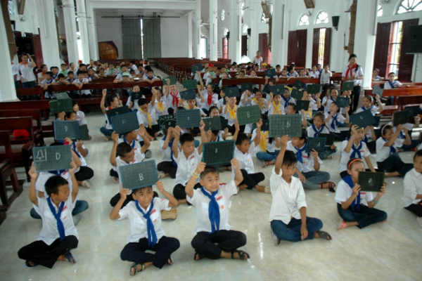 Ngày vui hội chợ và đêm lửa thiêng của các bạn trẻ Giáo xứ Xuân Hòa - 2014