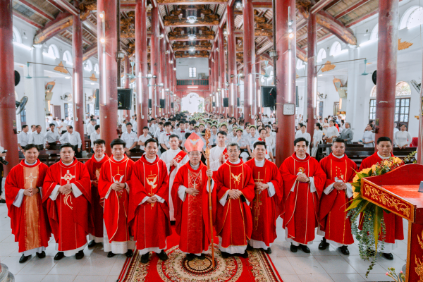 Thánh Lễ Ban Bí Tích Thêm Sức cho các em Giáo Hạt Đông Hưng Yên tại Giáo xứ Cao Xá