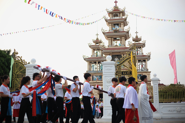 Giáo xứ Thủ Chính hân hoan đón Thánh Giá Đại Hội Giới Trẻ Giáo Tỉnh Hà Nội lần thứ XXI