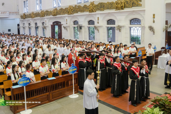 Đón tiếp các tham dự viên và cung nghinh Thánh Giá từ dòng nữ Đa Minh Thái Bình về Nhà thờ Chính Toà Thái Bình