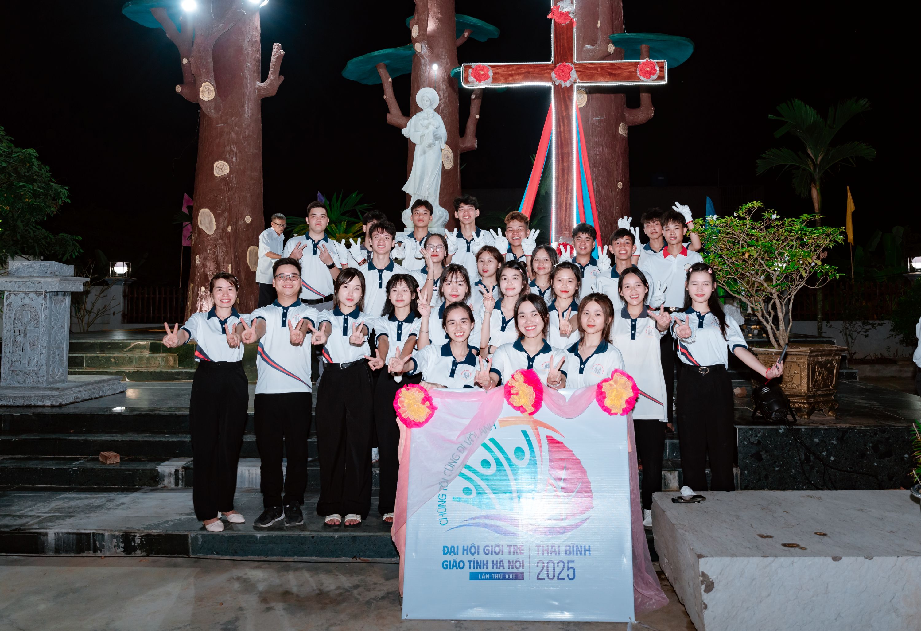 Giáo xứ Song Hai đón Thánh Giá Đại hội Giới trẻ Giáo tỉnh Hà Nội lần thứ XXI