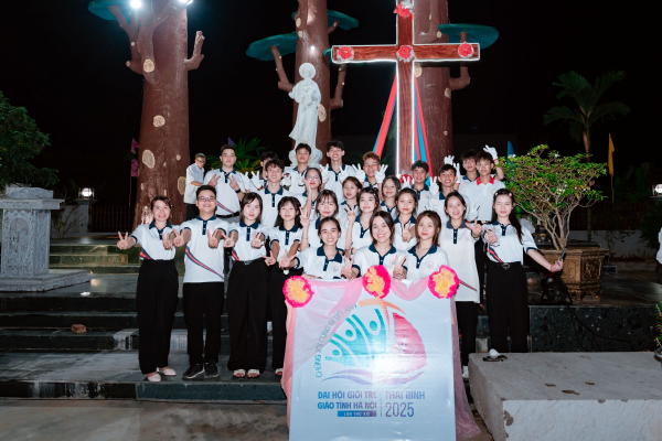 Giáo xứ Song Hai đón Thánh Giá Đại hội Giới trẻ Giáo tỉnh Hà Nội lần thứ XXI