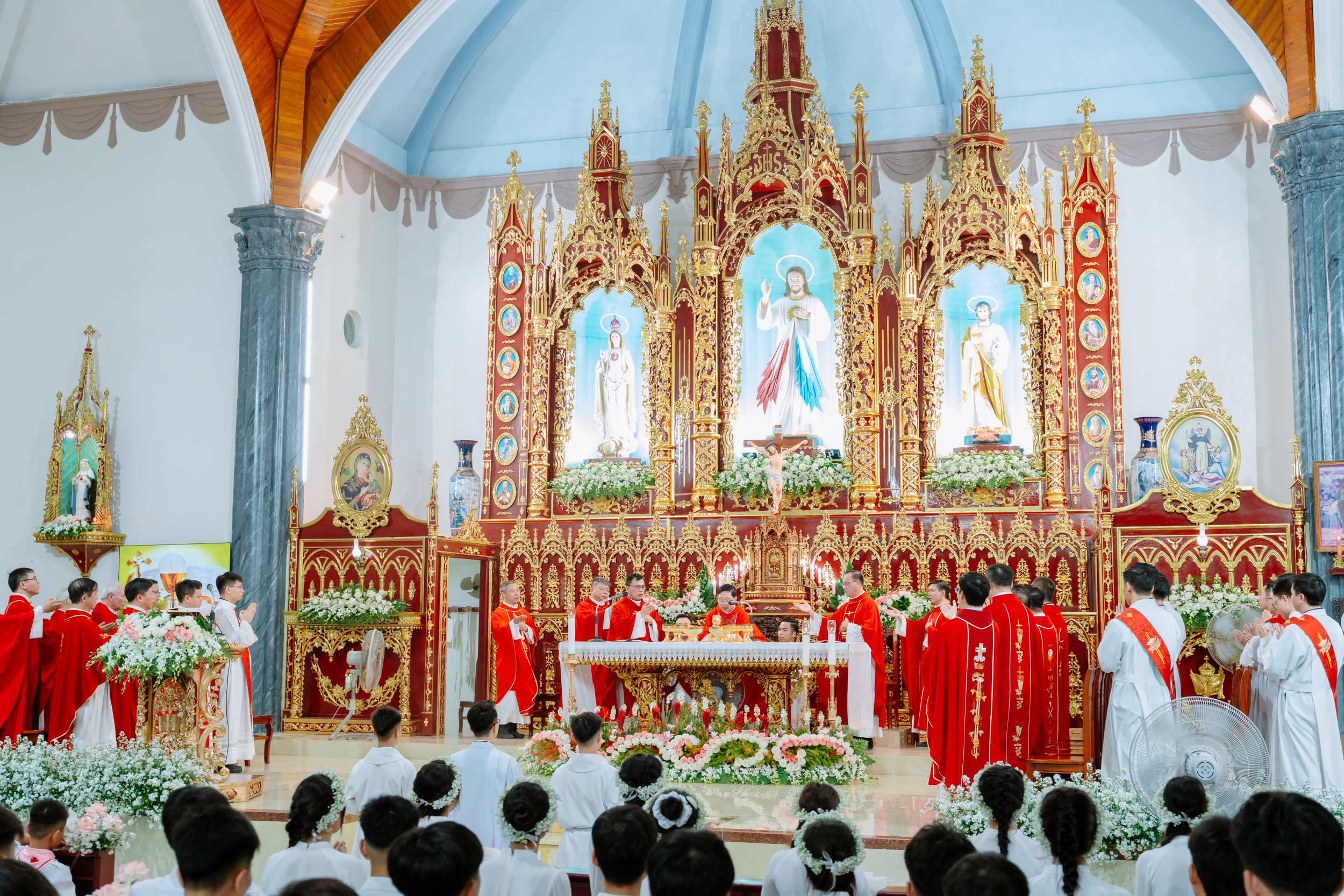 Tuần Chầu lượt tiên khởi Giáo xứ Trinh Vương với dấu ấn các em lãnh Bí tích Thánh Thể Lần Đầu và  Bí tích Thêm Sức