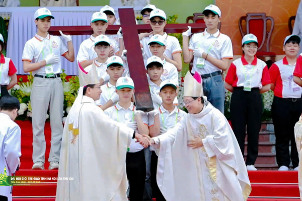 Thánh lễ tạ ơn, trao Thánh Giá Đại hội Giới trẻ Giáo tỉnh Hà Nội cho Giáo phận Phát Diệm