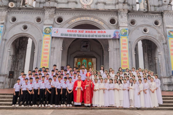 Những ngày hồng phúc tại Giáo xứ Xuân Hoà: Đón Thánh Giá Đại hội Giới trẻ Giáo tỉnh Hà Nội và 90 em được lãnh Bí tích Thêm Sức