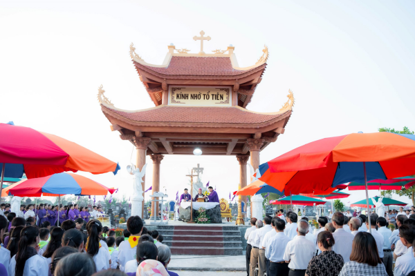 Thánh lễ cầu nguyện cho các đẳng linh hồn tại Vườn thánh Giáo xứ Đông Thành