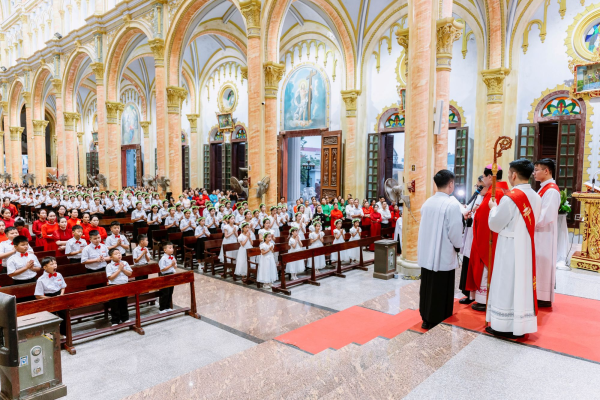 Đền Thánh Bác Trạch: Thánh lễ ban Bí tích Thêm Sức và Rước lễ Lần Đầu cho 132 em thiếu nhi