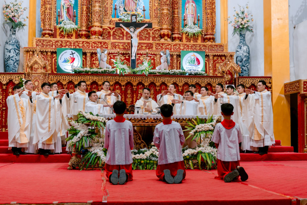 Quý cha Khóa III Đại Chủng viện Thánh Tâm Thái Bình mừng hồng ân 1 năm linh mục