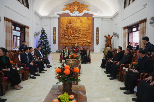 Bà Phạm Thị Thanh Trà - Bộ Trưởng Bộ Nội Vụ, tới thăm và chúc mừng lễ Giáng Sinh Tòa Giám mục Thái Bình