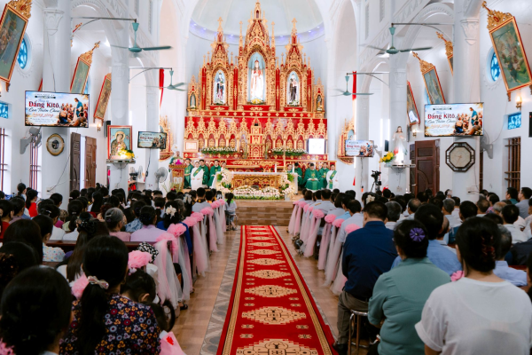 Giáo xứ Thánh An Tôn mừng Tuần Chầu lượt tiên khởi, tạ ơn trùng tu ngôi Thánh Đường
