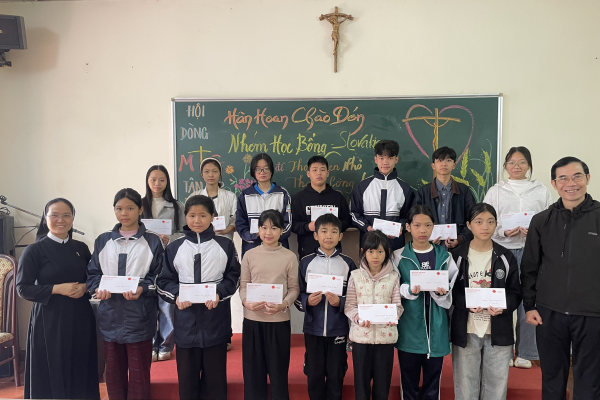 Trao Học Bổng “Con Đường Sáng – Slovakia” tại Giáo xứ Hưng Yên