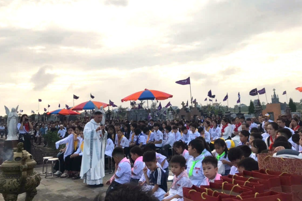 Thánh lễ cầu cho các tín hữu đã qua đời và tổng kết chiến dịch Kinh Mân Côi tại Vườn Thánh Giáo xứ Đông Thành