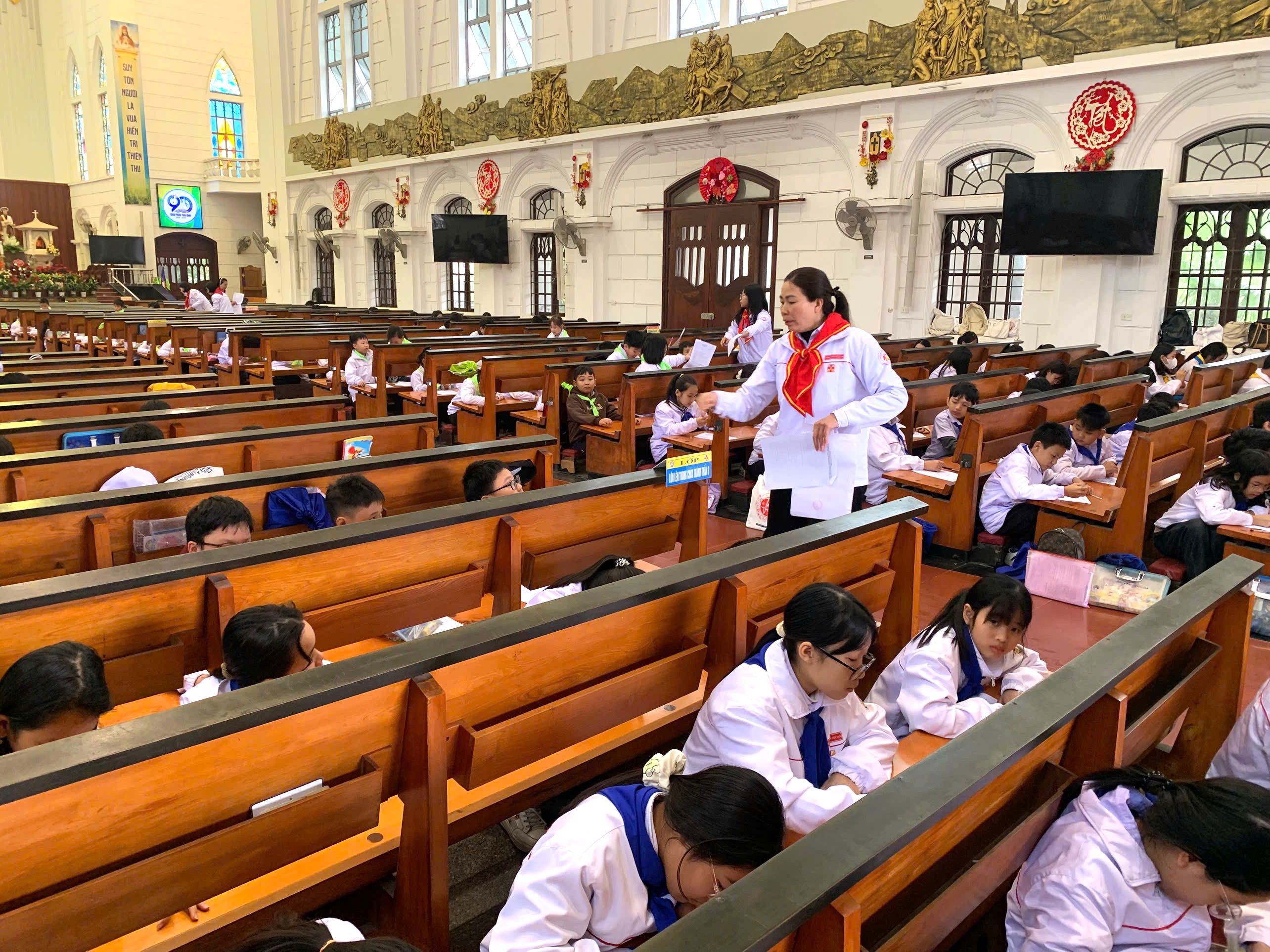 Thiếu nhi Thánh Thể Giáo xứ Chính Toà thi Giáo lý Học kì I năm học 2025-2026