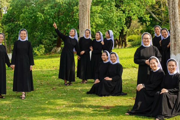 Tiếng “chạm” của Ơn Gọi giữa guồng quay định lượng