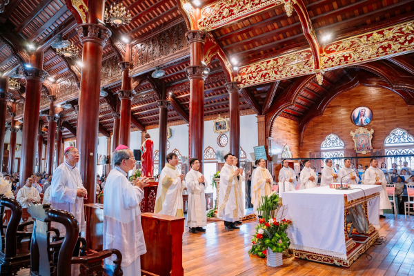 Giáo xứ Cam Châu: Thánh lễ mừng Bổn mạng Giáo xứ và mừng Ngân khánh Linh mục Đức ông Gioan Baotixita Phạm Mạnh Cương