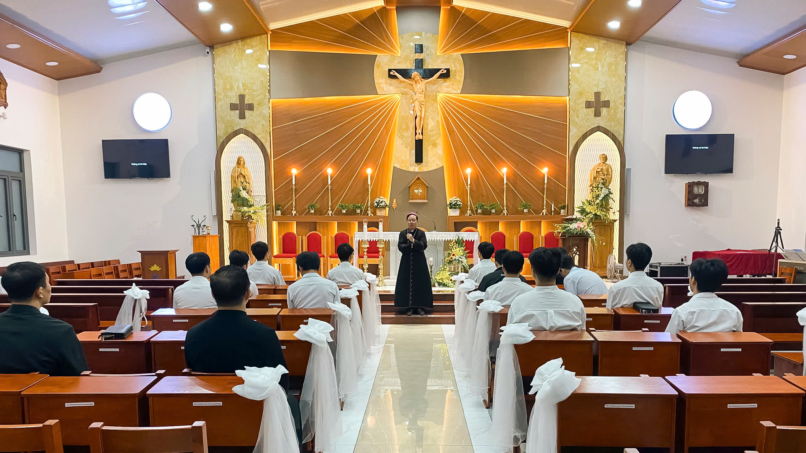 Đức cha Đa Minh gặp gỡ và huấn đức Dự tu Thái Bình Miền Nam