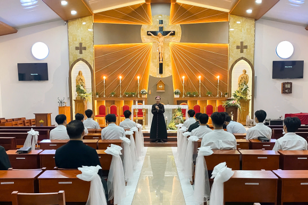 Đức cha Đa Minh gặp gỡ và huấn đức Dự tu Thái Bình Miền Nam