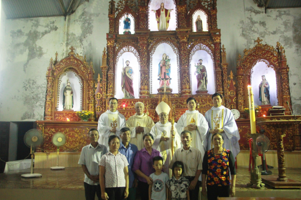 Đức Cha Đa Minh thăm Mục vụ tại Giáo xứ Lê Xá  nhân dịp Tuần Chầu Lượt năm 2024