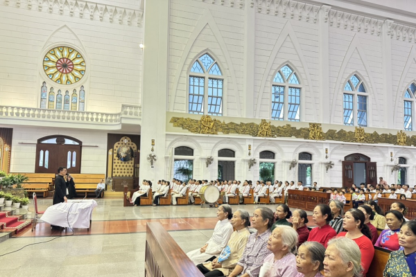 Giáo hạt Chính Tòa: 2 giáo xứ Nguyệt Lãng và Đại hội cùng sánh vai Lên Đền Thánh