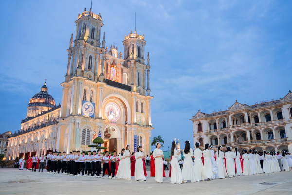 Giáo xứ Hoàng Xá: Ngày hồng ân của 89 em thiếu nhi lãnh nhận Bí tích Thêm Sức và Rước Lễ Lần Đầu